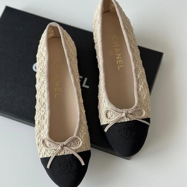 500 (280) Chanel Tweed Lace Ballet Flats Shoes Slip-Ons Sandals Beige Black - Image 1