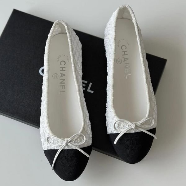 500 (281) Chanel Tweed Lace Ballet Flats Shoes Slip-Ons Sandals White Black - Image 1