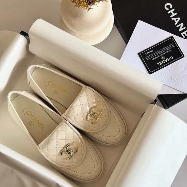 500 (500) Chanel Quilted Leather CC Turnlock Loafers Flats Slip-Ons Shoes White - Image 1