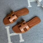 Hermès Oran Flat Sandals Tan - Image 3