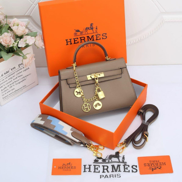 22x7x15cm kelly (8) Hermès Kelly 25 Swift Gris Pâle Leather Top Handle Shoulder Hand Bag Gold Hardware Taupe with Free Perfume - Image 1